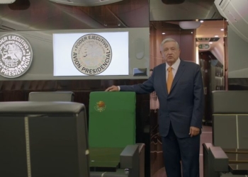 ‘Compra tu cachito’, dice AMLO desde el avión presidencial