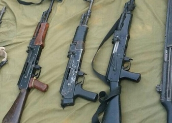 Arrestan a sujetos con armas equipo táctico y droga