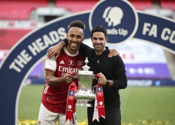 Aubameyang ha pedido a Raúl Jiménez para renovar con el Arsenal