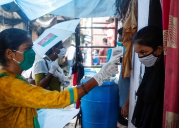 India rompe récord mundial de más contagios por COVID-19 en un día