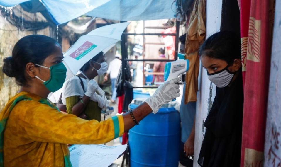 India rompe récord mundial de más contagios por COVID-19 en un día