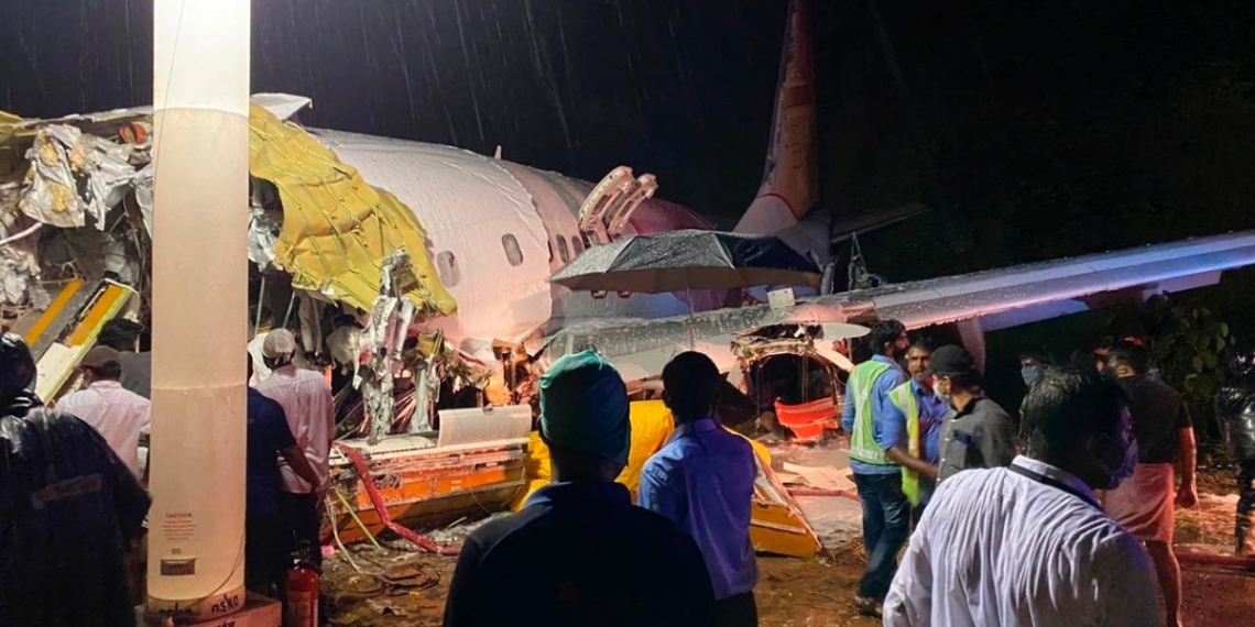 Avión se parte en dos al aterrizar en aeropuerto de la India; hay 14 muertos