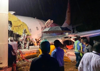 Avión se parte en dos al aterrizar en aeropuerto de la India; hay 14 muertos