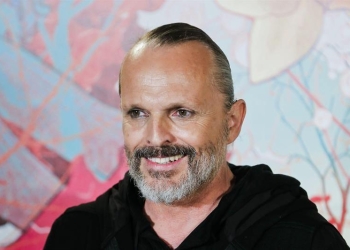 Miguel Bosé convocó en Madrid a una protesta contra el cubrebocas