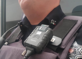 El uso de las cámaras de solapa mejoran comportamiento de policias