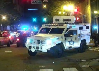 Al menos 100 detenidos y 13 policías heridos tras enfrentamientos en Chicago