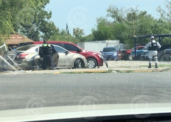 Choca contra lote de autos