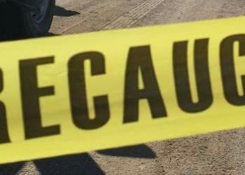 Localizan a hombre tirado en un predio