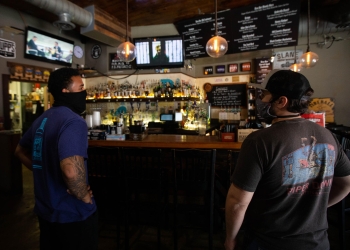 Texas relaja la reglas para que bares puedan operar como restaurantes