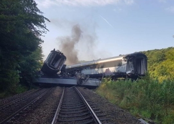 Descarrila tren en Escocia; hay tres muertos