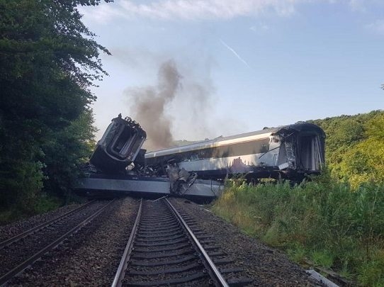 Descarrila tren en Escocia; hay tres muertos