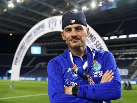 Iker Casillas se retira oficialmente del fútbol