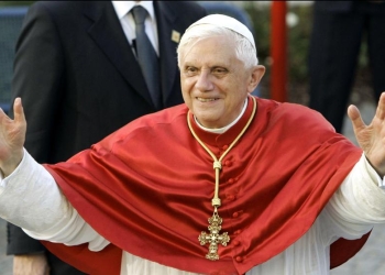 Benedicto XVI está gravemente enfermo, según biógrafo
