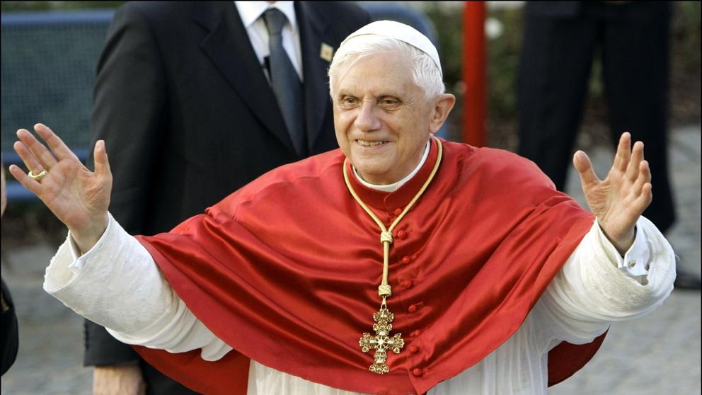 Benedicto XVI está gravemente enfermo, según biógrafo