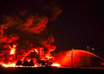 Fuerte incendio en fábrica de plásticos en Dallas, Texas