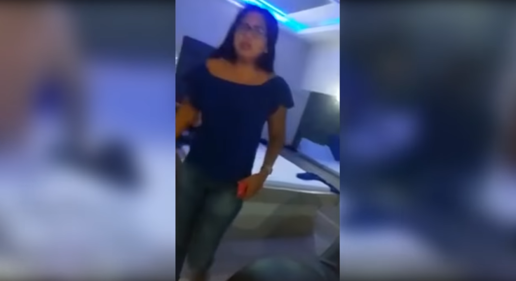 Suegra atrapa a su nuera siendo infiel y la exhibe en vídeo