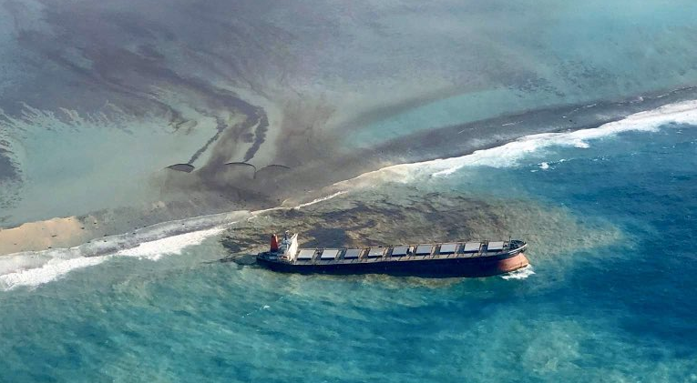 Isla Mauricio vive catástrofe ecológica por derrame de petróleo