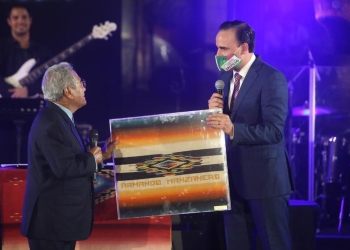 Armando Manzanero destaca por recibir el Premio Estrella del Siglo