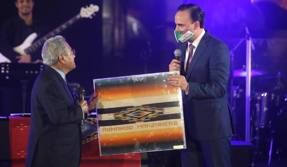 Armando Manzanero destaca por recibir el Premio Estrella del Siglo