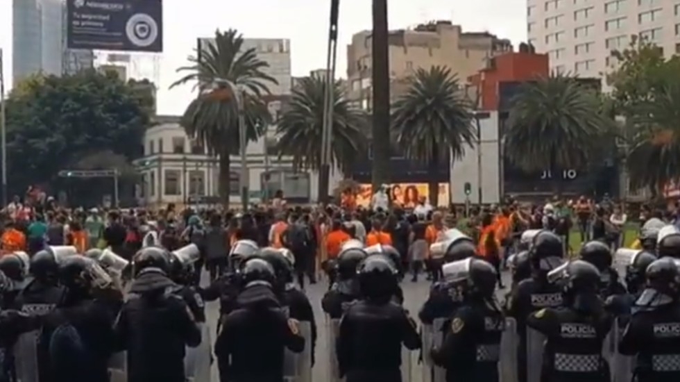 Feministas protestan sobre Paseo de la Reforma