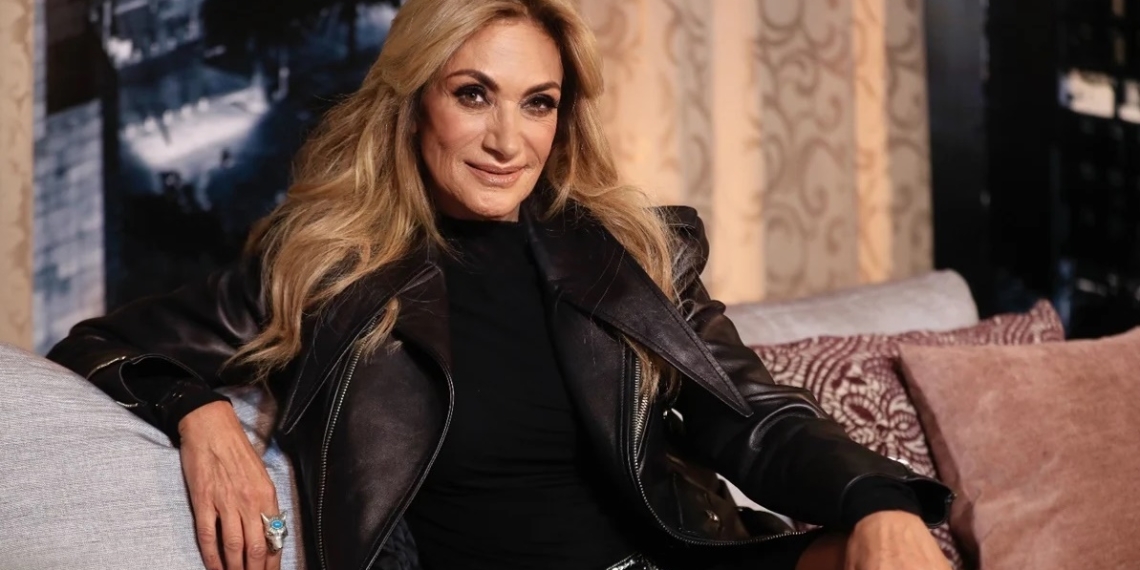 Adela Micha enciende las redes al posar en bikini