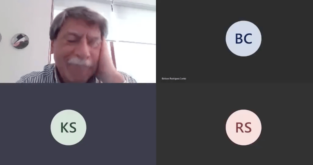 Profesor con problemas técnicos es alentado