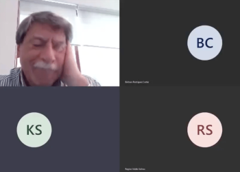 Profesor con problemas técnicos es alentado