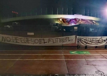 Porra del América se hace presente con mantas en casa de los Pumas