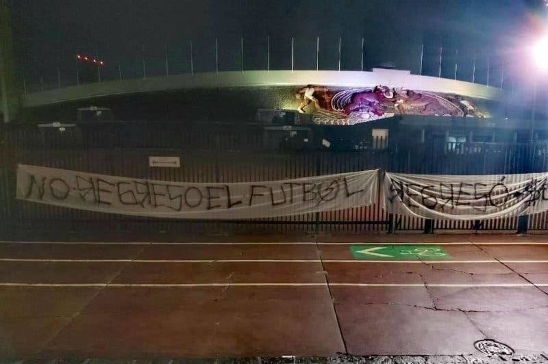 Porra del América se hace presente con mantas en casa de los Pumas