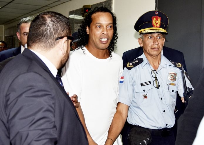 Ronaldinho se declararía culpable para conseguir la libertad