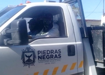 Ayudan trabajadores a víctima de robo