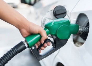 Prevé Hacienda subir impuesto a gasolina cuando baje mucho su precio internacional