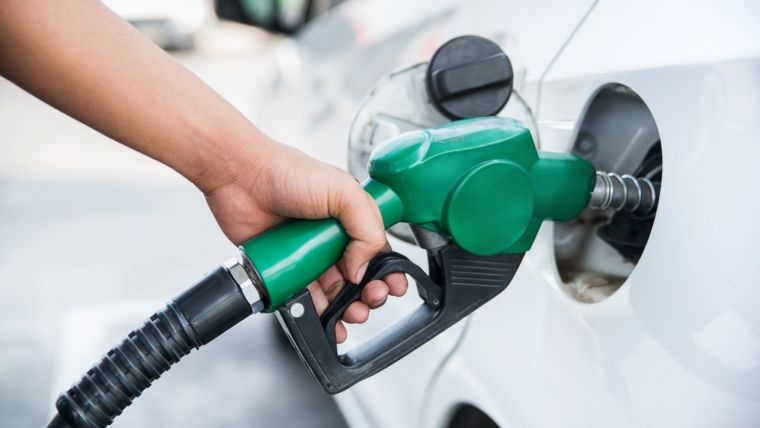 Prevé Hacienda subir impuesto a gasolina cuando baje mucho su precio internacional