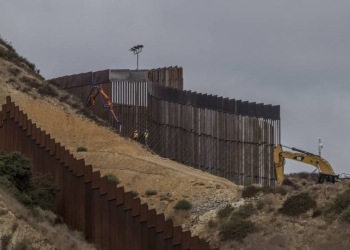Tramos de muro fronterizo cerca del río Bravo corren riesgo de derrumbarse