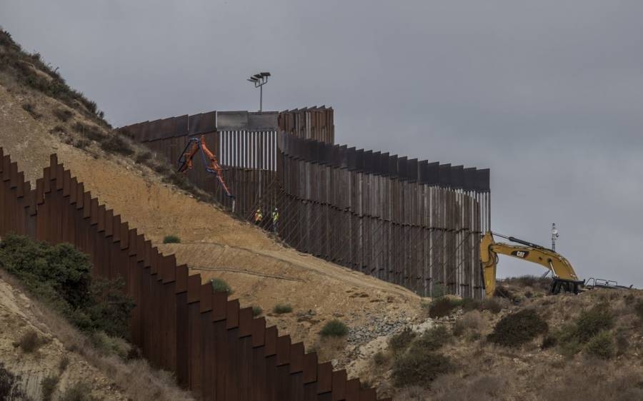 Tramos de muro fronterizo cerca del río Bravo corren riesgo de derrumbarse