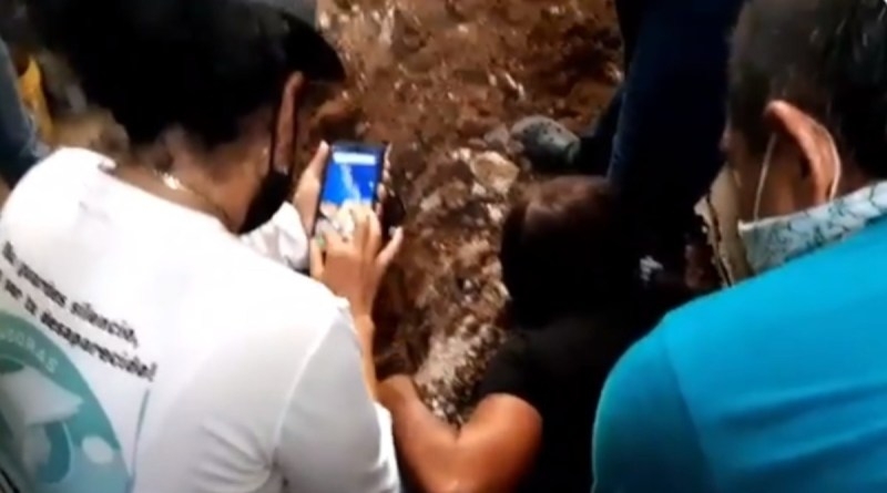 Madre encuentra en fosa clandestina los restos de su hijo desaparecido