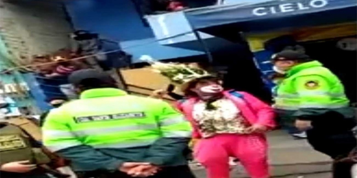 Arrestan a payasos por ir a funeral de colega y violar contingencia