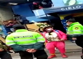 Arrestan a payasos por ir a funeral de colega y violar contingencia
