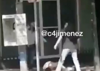 ‘¡Órale, perro!’ Así golpean a sujeto que entró a robar a barbería