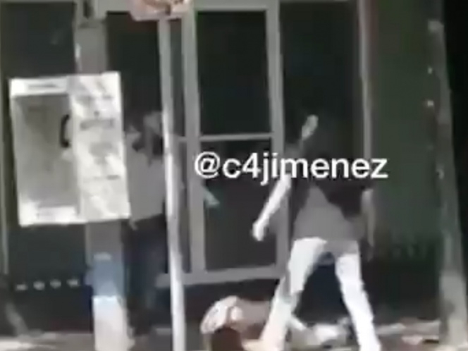 ‘¡Órale, perro!’ Así golpean a sujeto que entró a robar a barbería