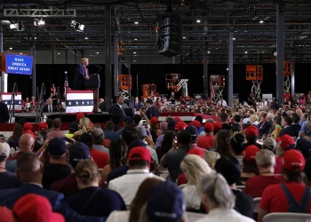 Trump rompe reglas y celebra mitin sin cubrebocas ni sana distancia