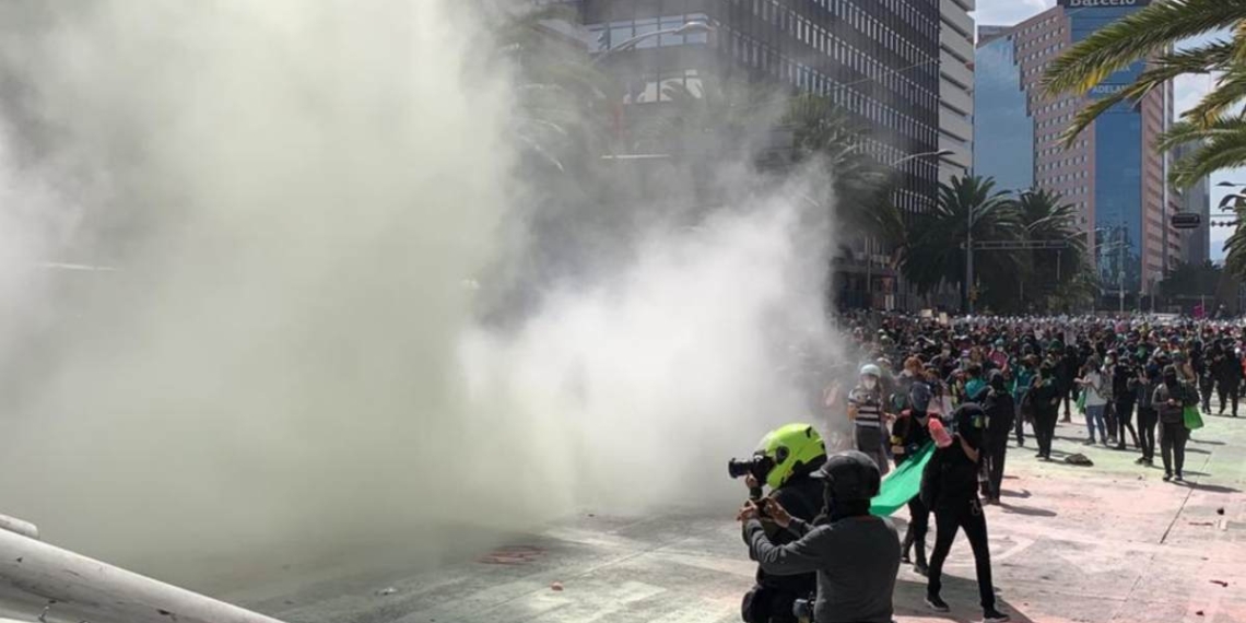 Policías encapsulan a manifestantes a favor del aborto legal y seguro