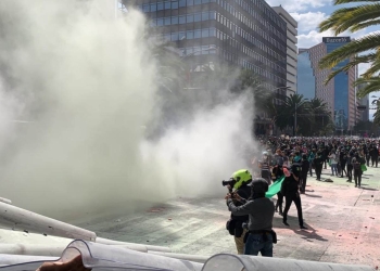 Policías encapsulan a manifestantes a favor del aborto legal y seguro
