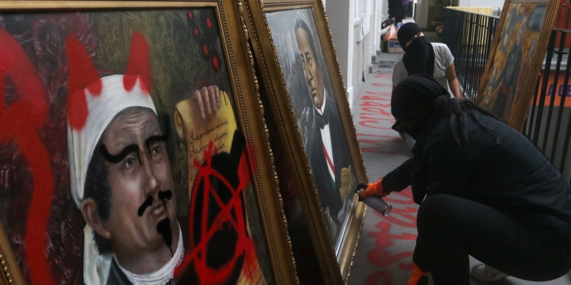 AMLO se manifiesta en contra de la violencia y vandalismo en edifico de la CNDH