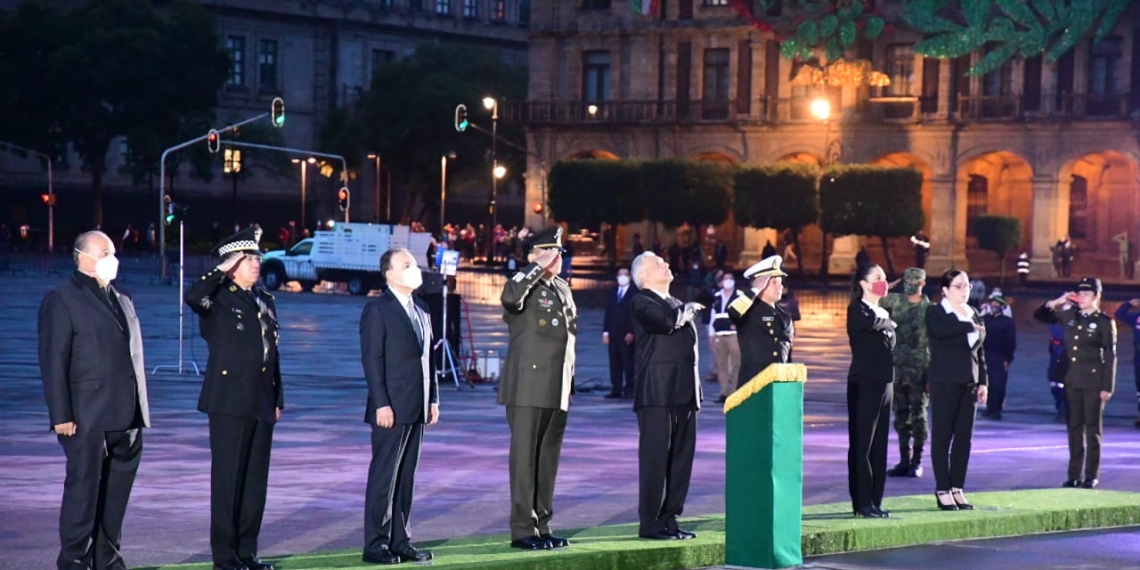 Encabeza AMLO izamiento de bandera en memoria de víctimas de sismos de 1985 y 2017
