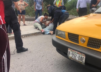 Por poco y se la lleva el tren