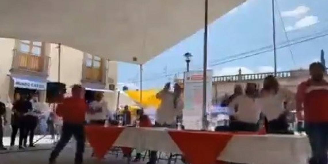 Arrojan huevos en Hidalgo contra Fernández Noroña
