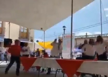 Arrojan huevos en Hidalgo contra Fernández Noroña