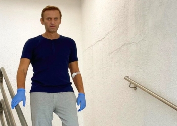 Alexéi Navalni comparte imagen bajando escaleras en el hospital
