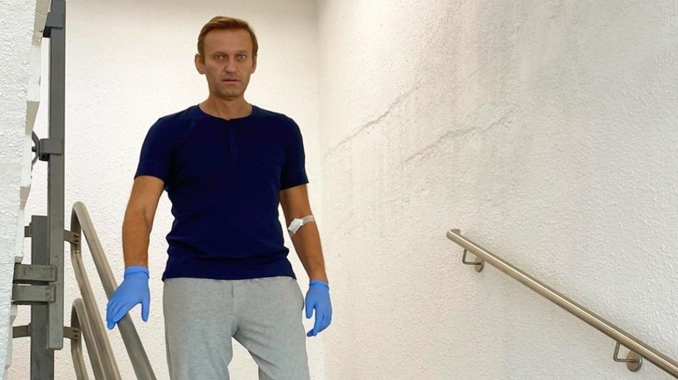 Alexéi Navalni comparte imagen bajando escaleras en el hospital